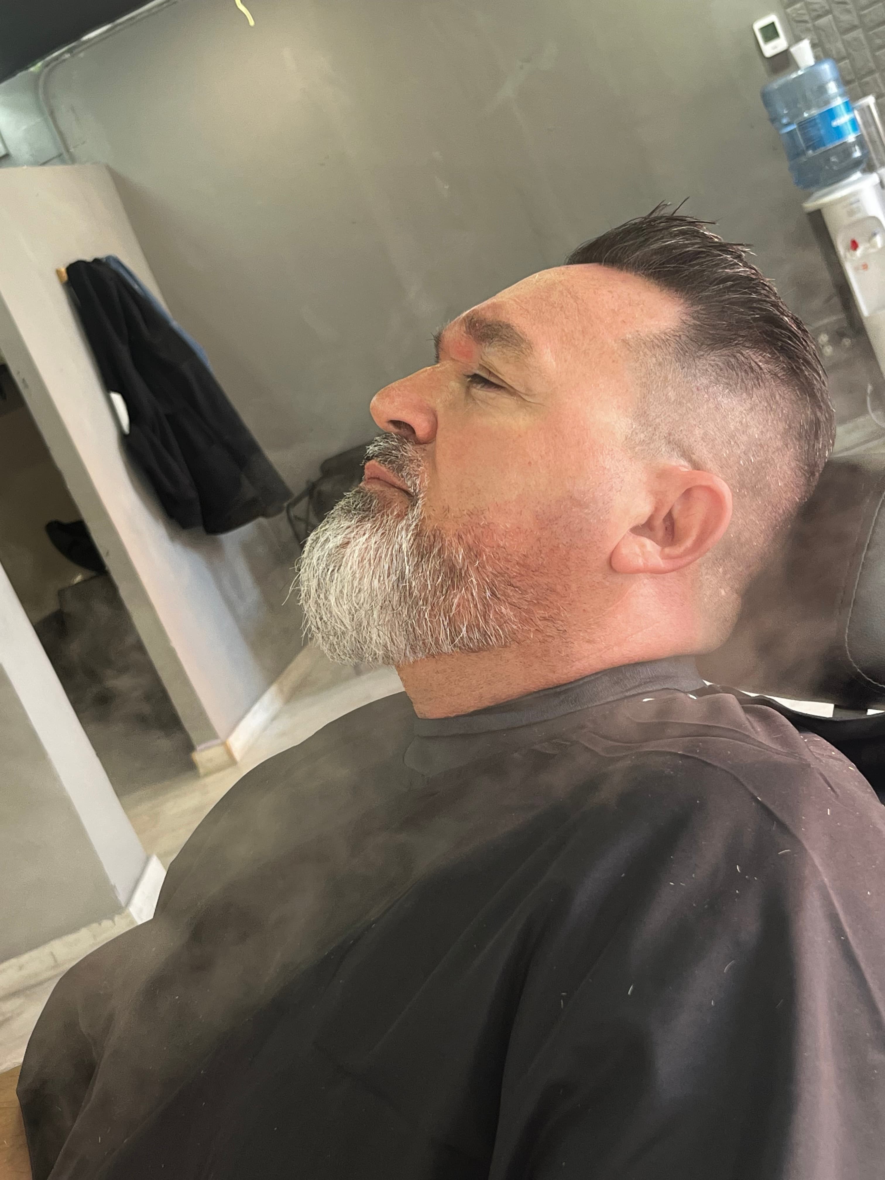 Un acabado limpio, una barba cuidada y atención a cada detalle. 💈