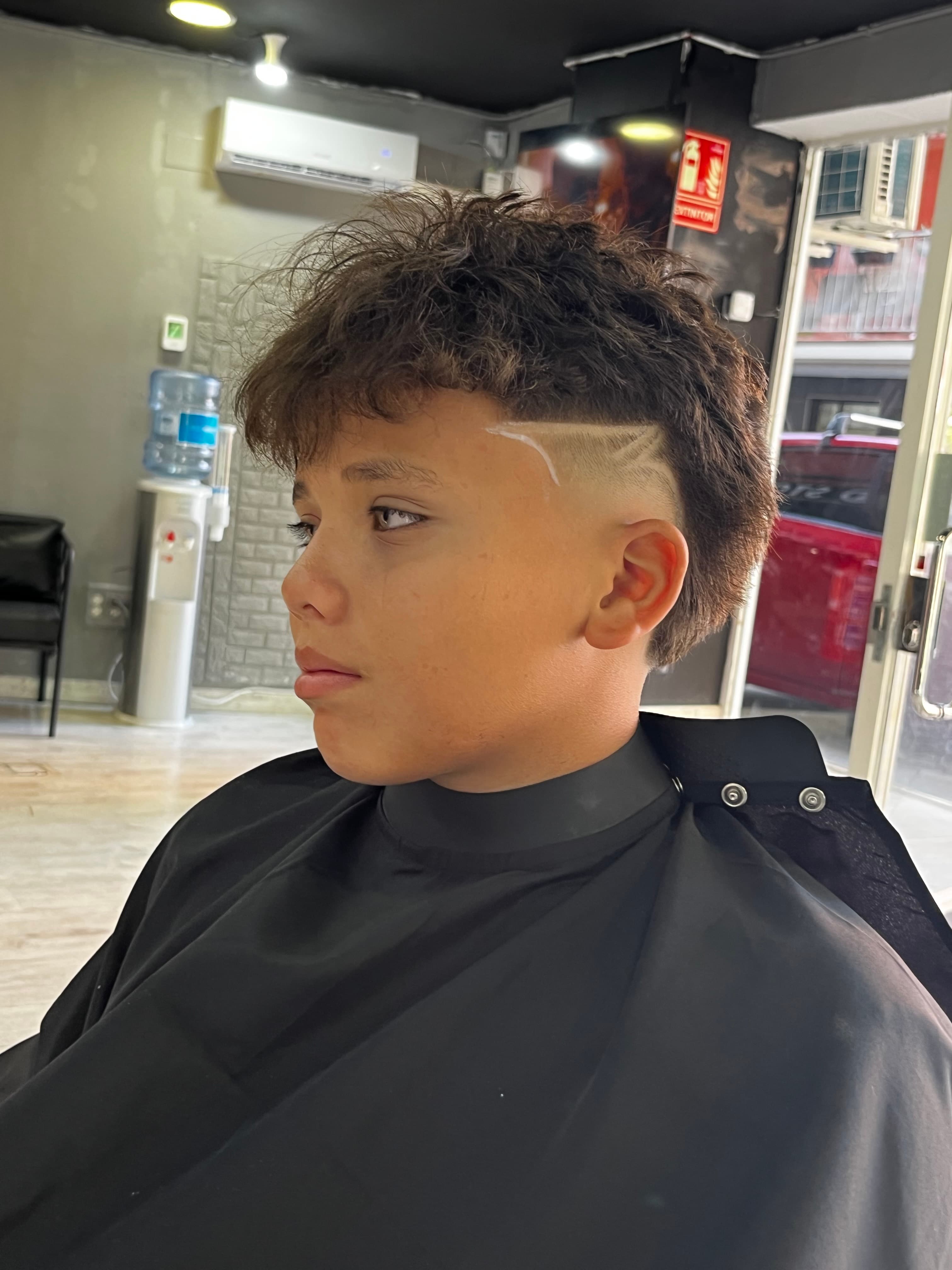 🔥 Cortes con diseño y figuras ✂️ Líneas precisas, diseños únicos y detalles que marcan la diferencia. 💈 Dale personalidad a tu estilo con figuras personalizadas y acabados de alto nivel. 👑 En Cro