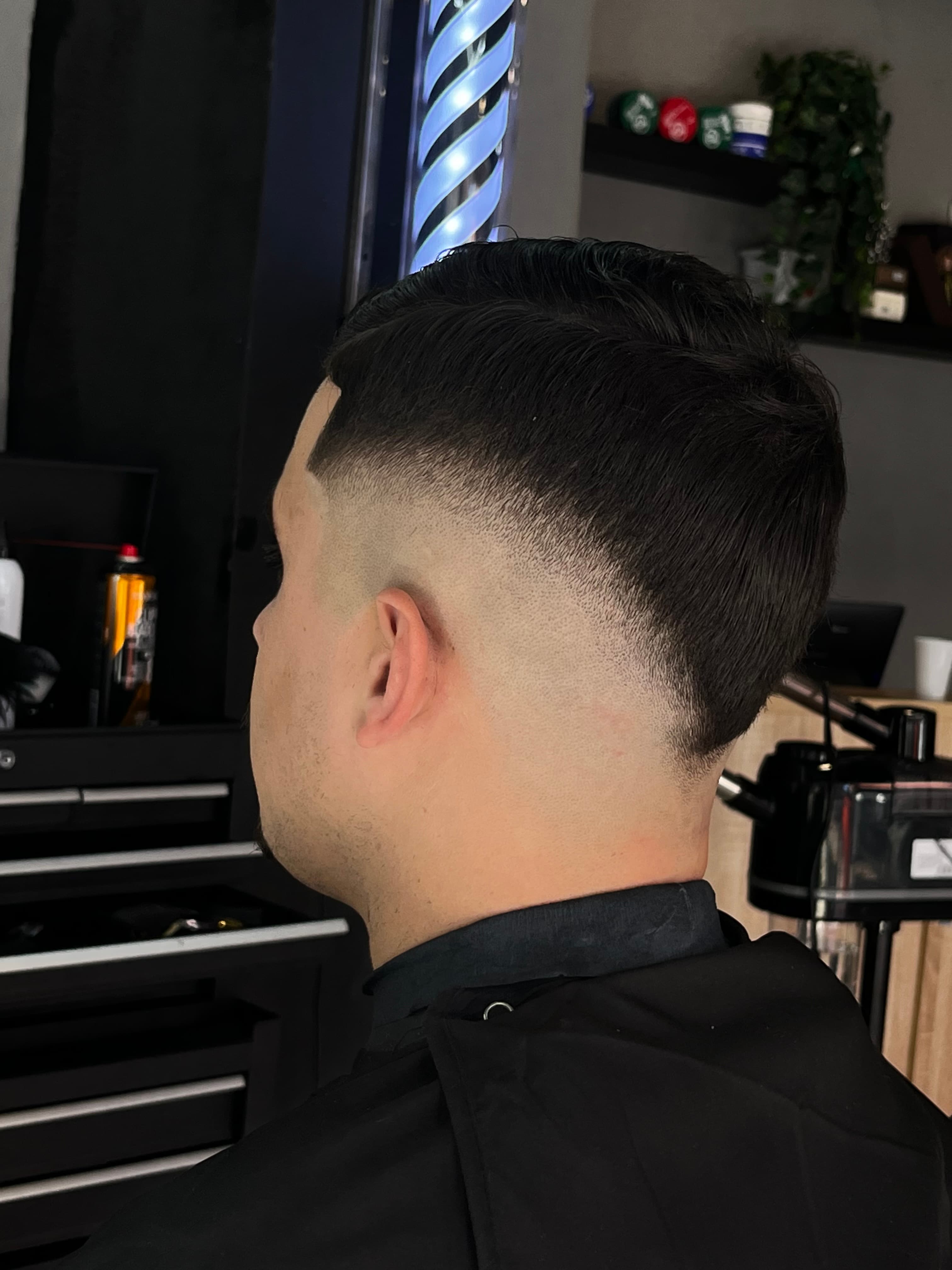 Degradado preciso, textura y un estilo actual. Tu próximo look te espera en Crown Studio.