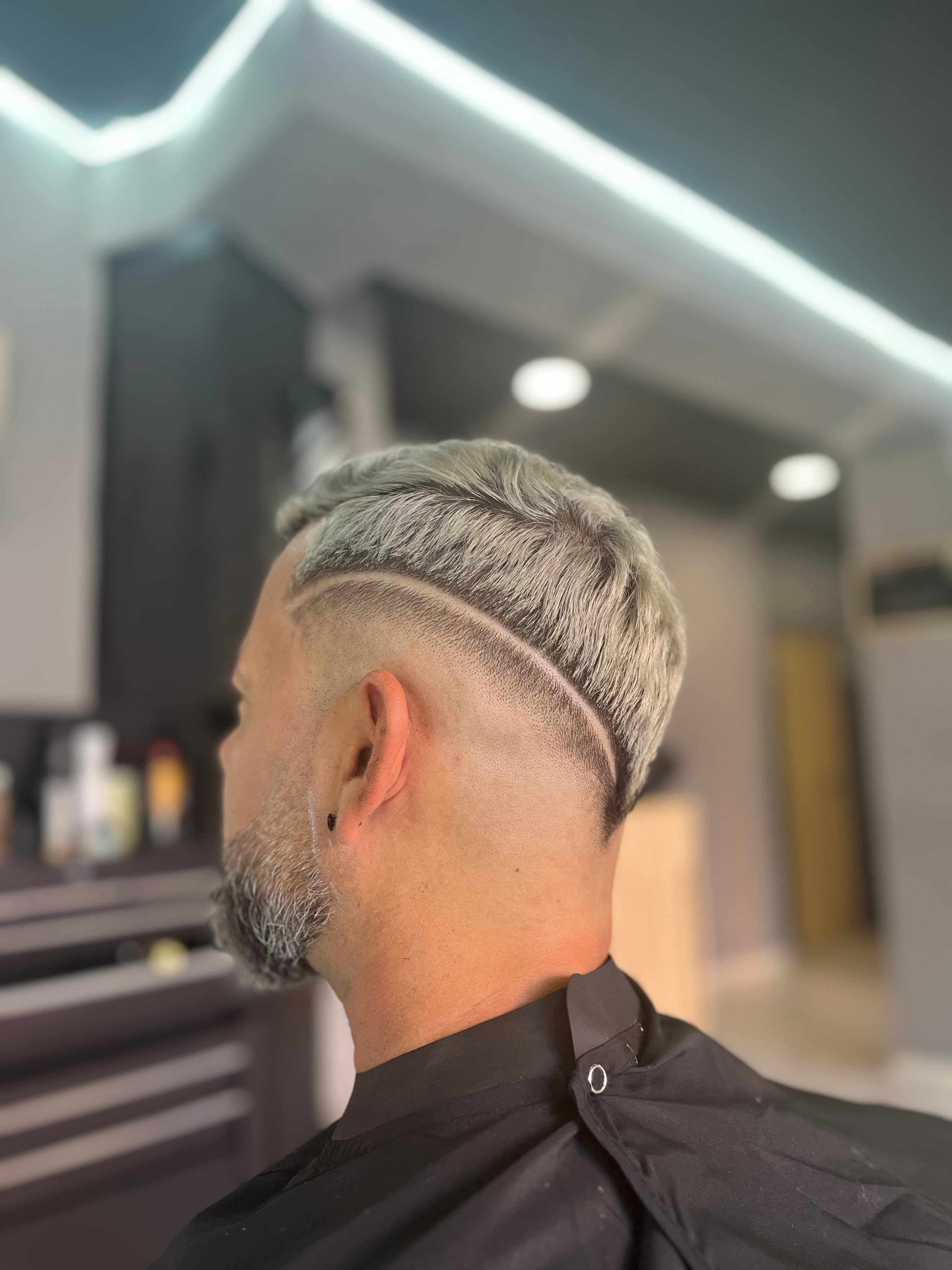 🔥 Cortes con diseño y figuras ✂️ Líneas precisas, diseños únicos y detalles que marcan la diferencia. 💈 Dale personalidad a tu estilo con figuras personalizadas y acabados de alto nivel. 👑 En Cro