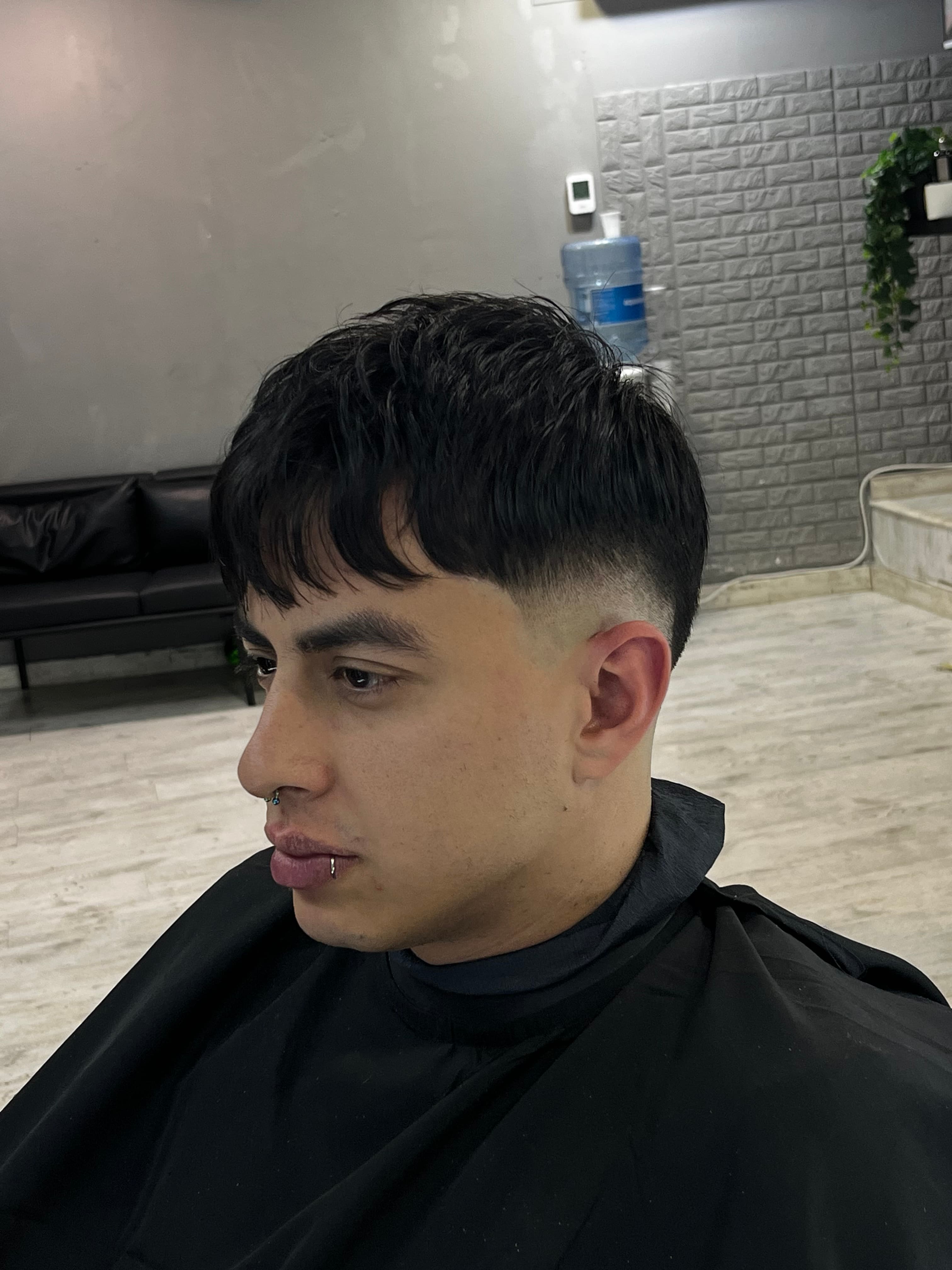 Degradado preciso, textura y un estilo actual. Tu próximo look te espera en Crown Studio.