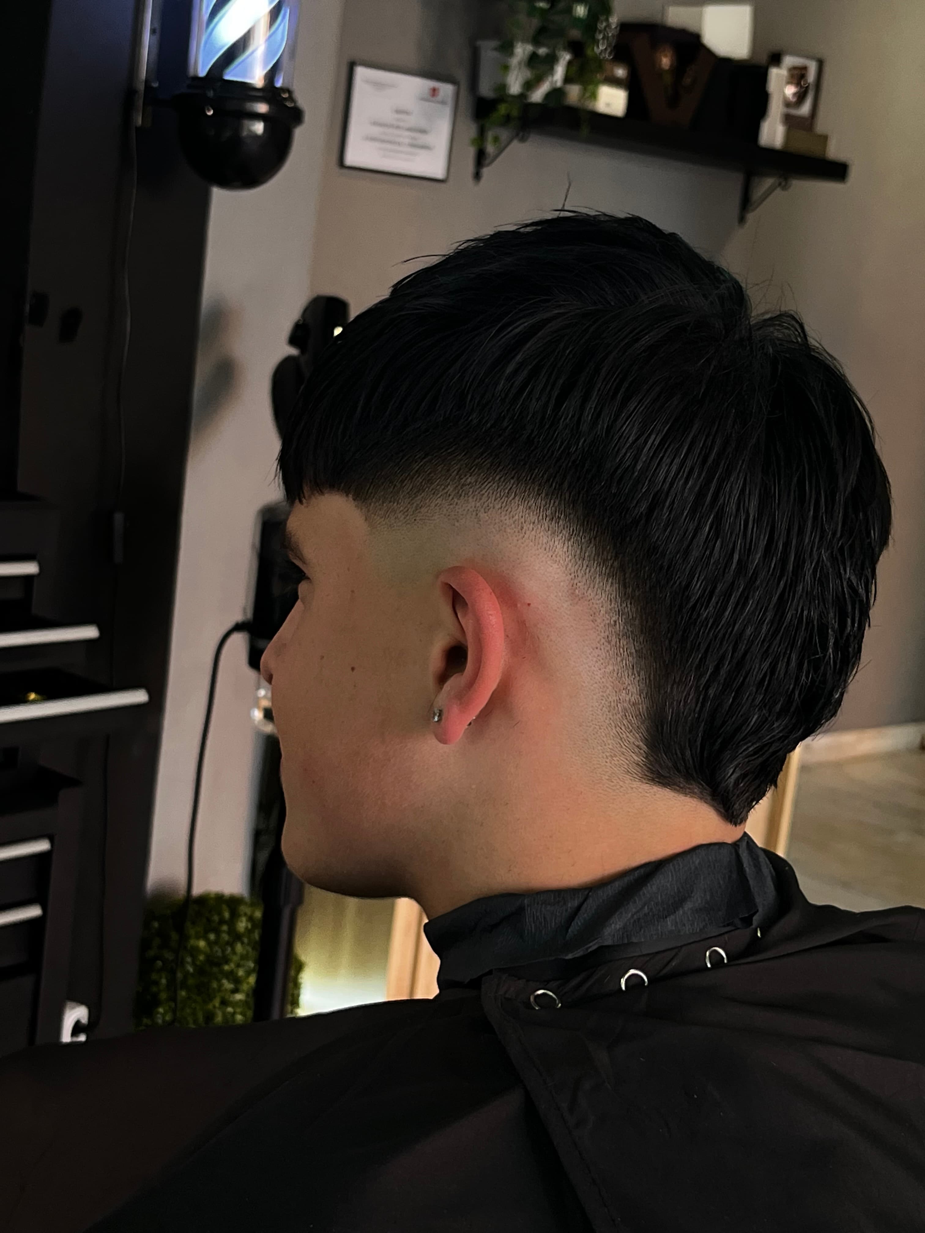 Degradado preciso, textura y un estilo actual. Tu próximo look te espera en Crown Studio.